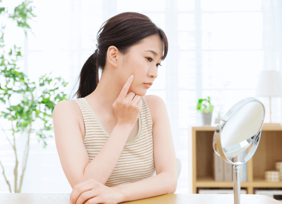 顔にできた粉瘤の治療法 | 術後の痛みや傷跡を残さない方法も解説