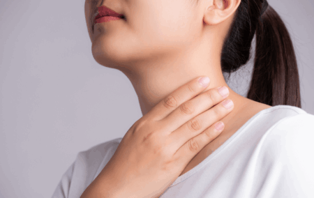 喉に何か張り付いている感じの原因とは？8つの対処法も徹底解説